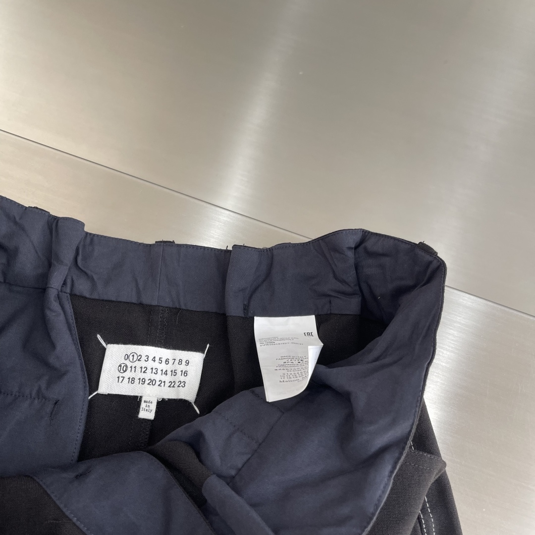 -Maison Margiela MM6 明线直筒休闲裤 定制珀光细梭羊毛丝绒料 轻盈柔软 舒适贴肤 以一袭纯粹黑 -Maison Margiela MM6 明线直筒休闲裤 定制珀光细梭羊毛丝绒料 轻盈柔软 舒适贴肤 以一袭纯粹黑