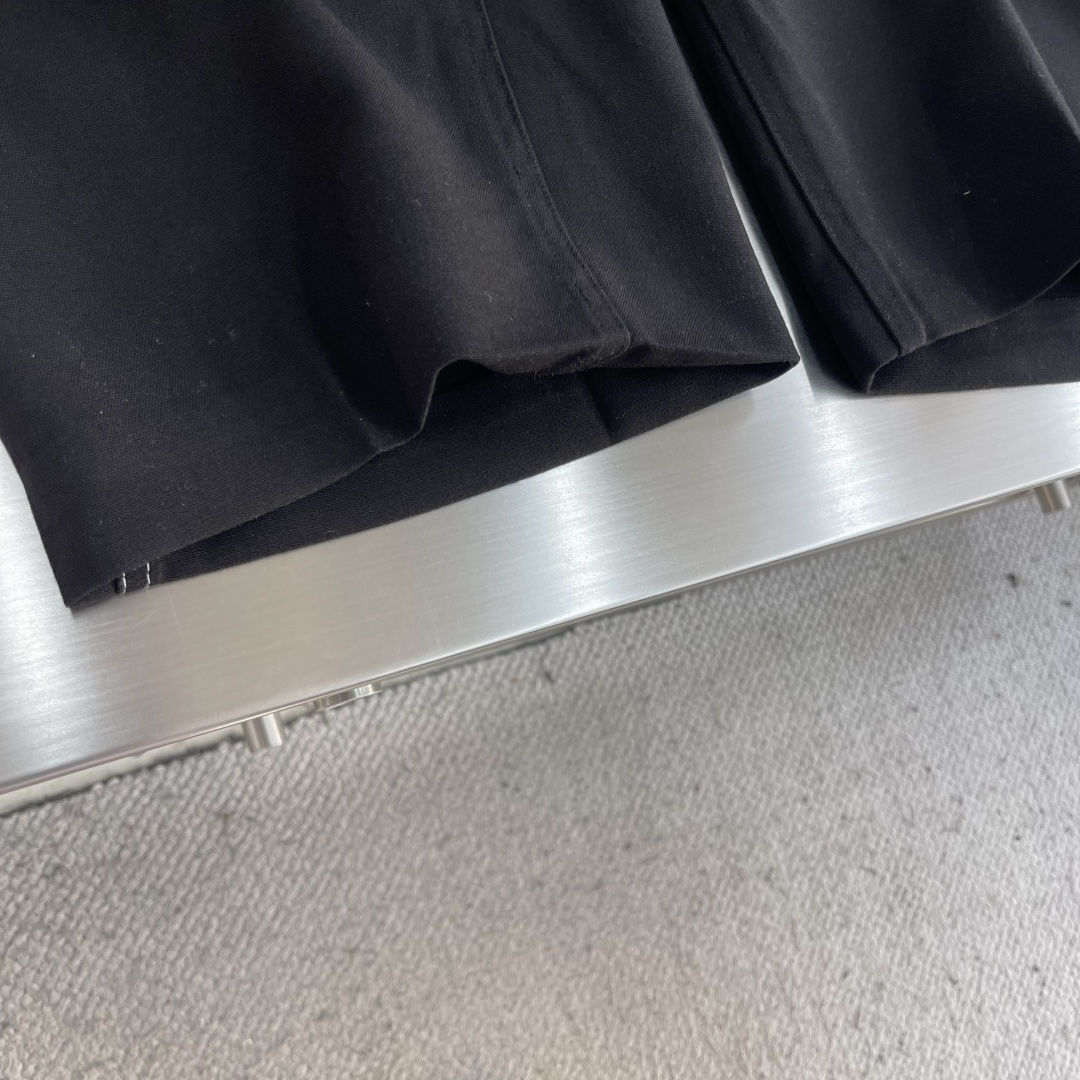 -Maison Margiela MM6 明线直筒休闲裤 定制珀光细梭羊毛丝绒料 轻盈柔软 舒适贴肤 以一袭纯粹黑 -Maison Margiela MM6 明线直筒休闲裤 定制珀光细梭羊毛丝绒料 轻盈柔软 舒适贴肤 以一袭纯粹黑