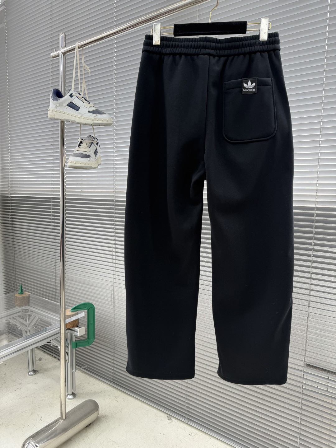 -Balenciag 2025秋冬【新品】新款休闲裤卫裤，裤身上刺绣标志性品牌标识，客供定制品牌刻印五金