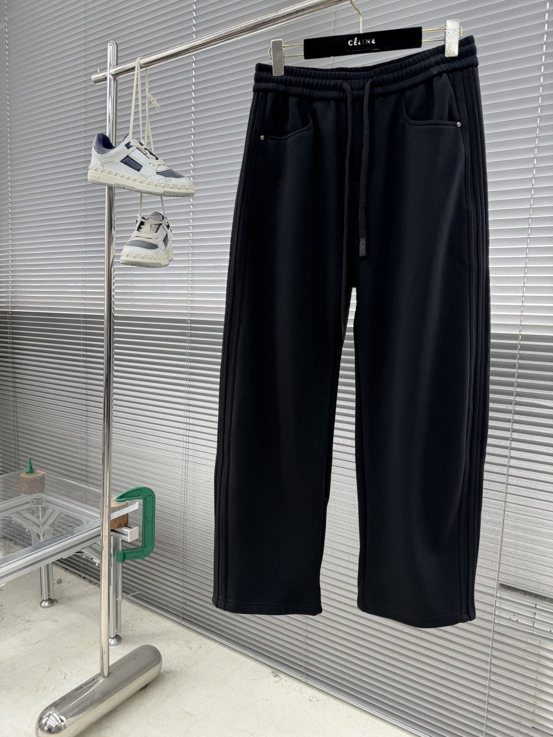 -Balenciag 2025秋冬【新品】新款休闲裤卫裤，裤身上刺绣标志性品牌标识，客供定制品牌刻印五金