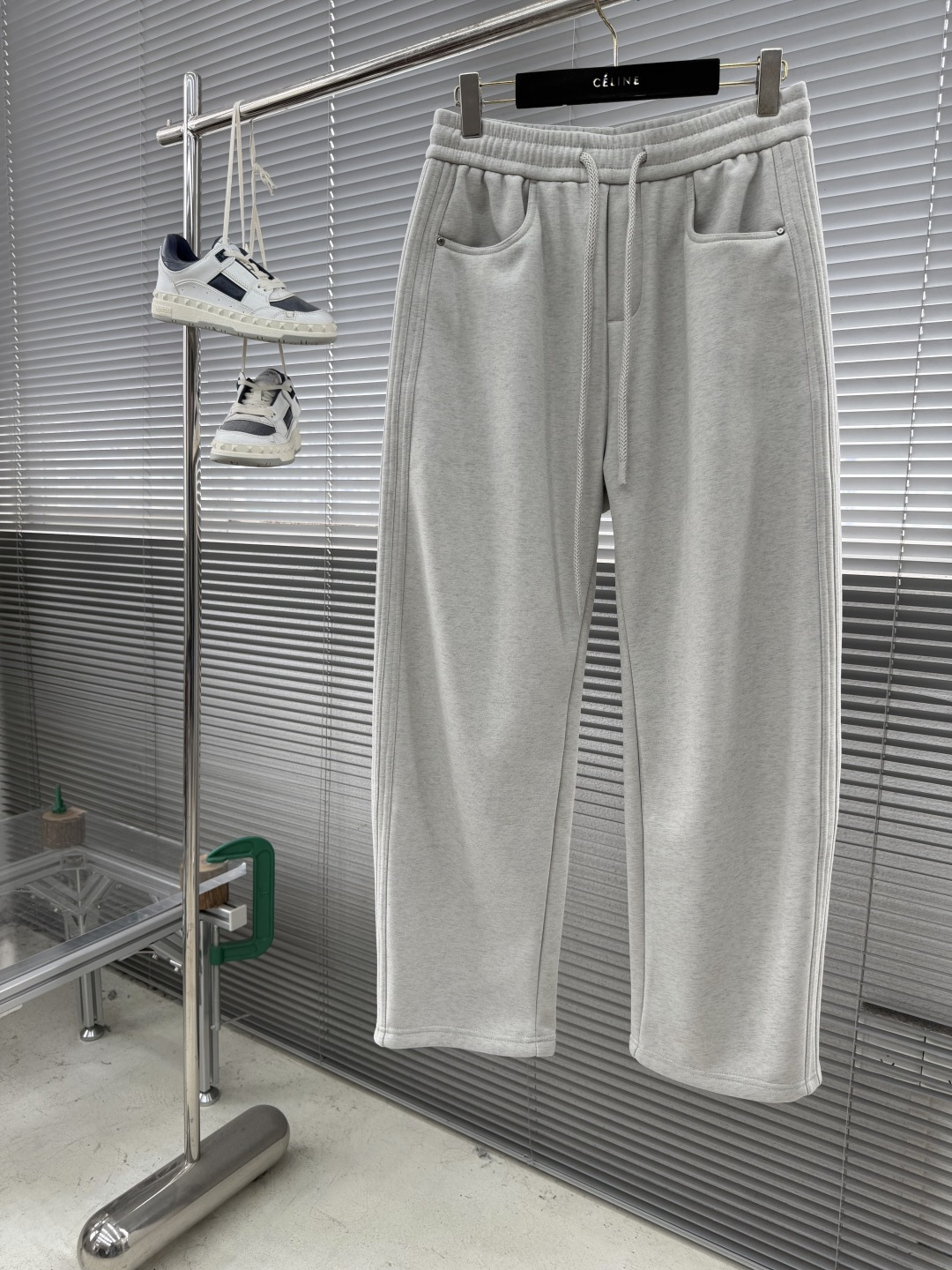 -Balenciag 2025秋冬【新品】新款休闲裤卫裤，裤身上刺绣标志性品牌标识，客供定制品牌刻印五金