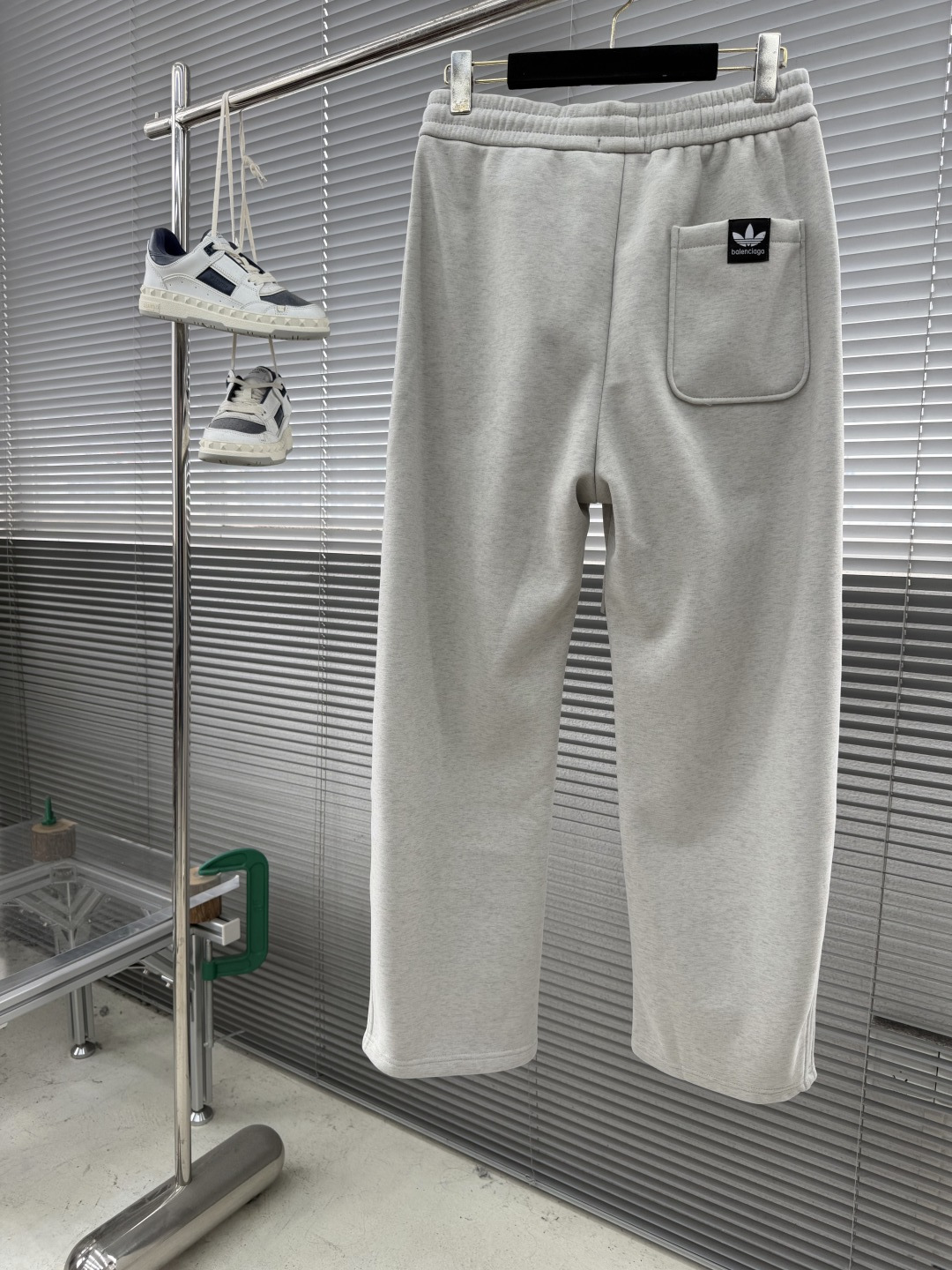 -Balenciag 2025秋冬【新品】新款休闲裤卫裤，裤身上刺绣标志性品牌标识，客供定制品牌刻印五金