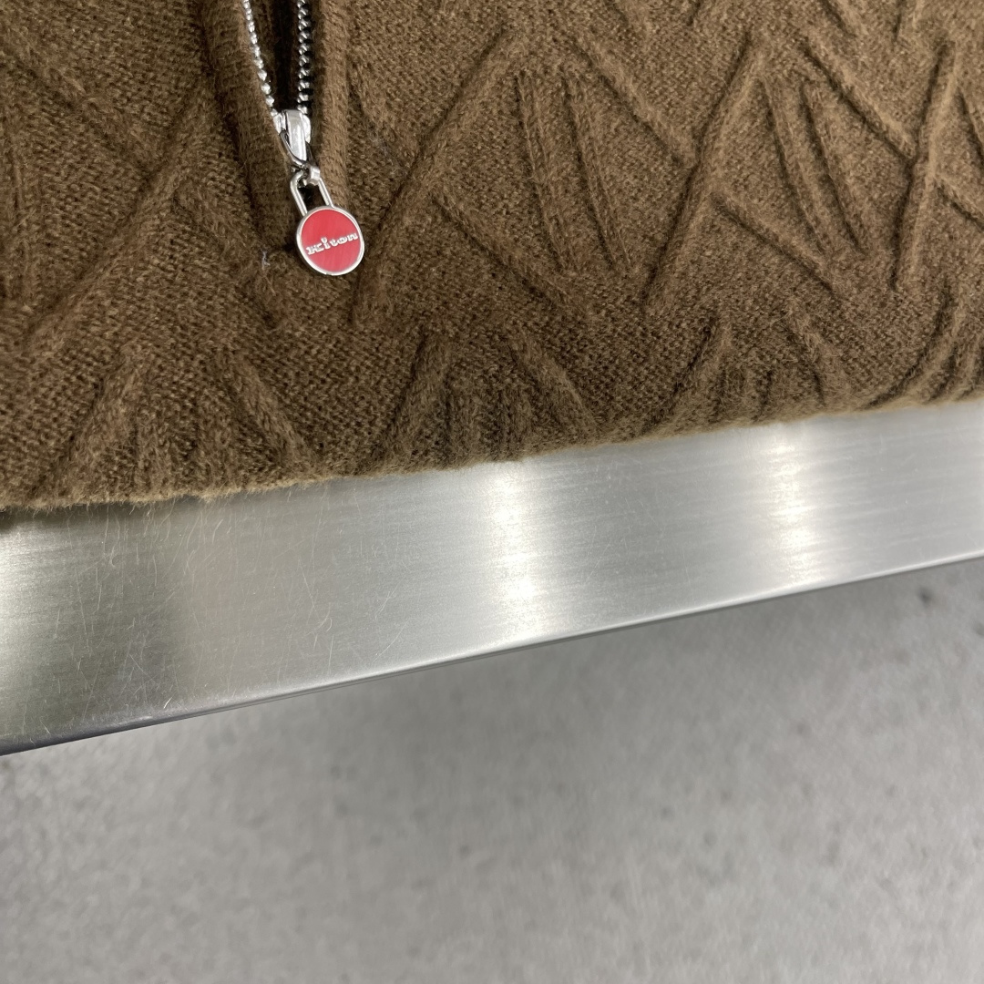 -Kiton 半拉链小高领针织毛衣，精选优质美利奴羊毛，轻盈蓬松却比普通羊毛更保暖，室内外自由切换，告别