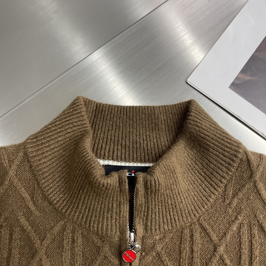 -Kiton 半拉链小高领针织毛衣，精选优质美利奴羊毛，轻盈蓬松却比普通羊毛更保暖，室内外自由切换，告别