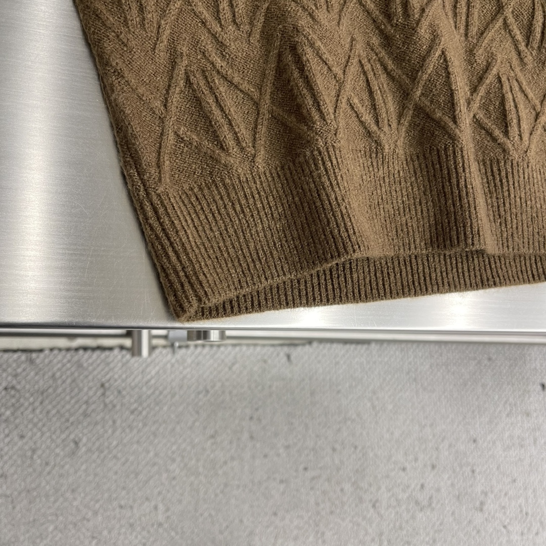 -Kiton 半拉链小高领针织毛衣，精选优质美利奴羊毛，轻盈蓬松却比普通羊毛更保暖，室内外自由切换，告别