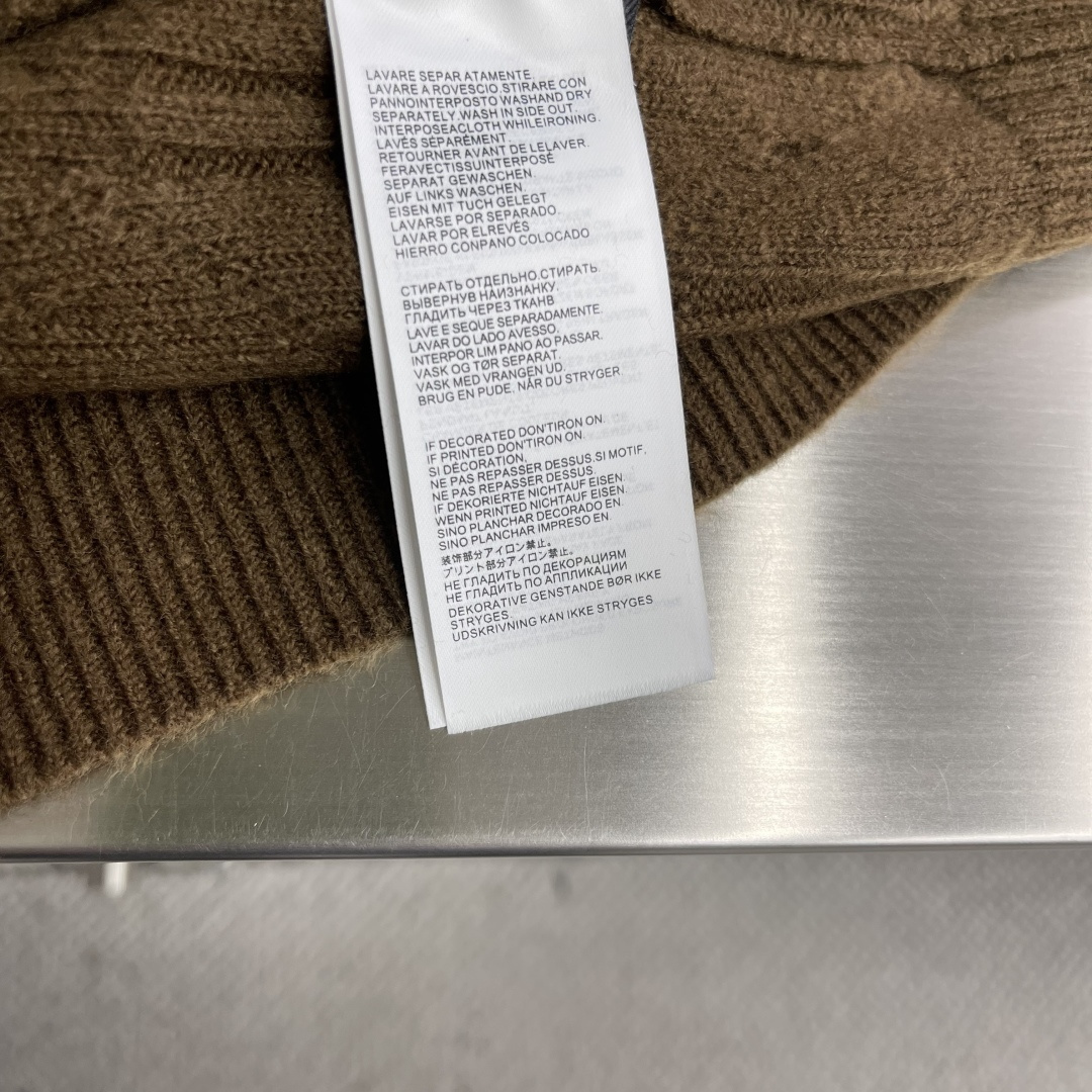 -Kiton 半拉链小高领针织毛衣，精选优质美利奴羊毛，轻盈蓬松却比普通羊毛更保暖，室内外自由切换，告别