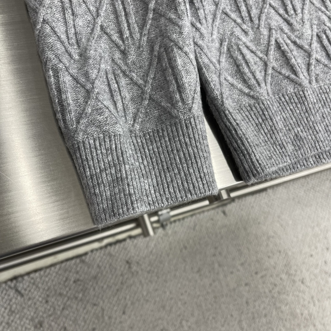 -Kiton 半拉链小高领针织毛衣，精选优质美利奴羊毛，轻盈蓬松却比普通羊毛更保暖，室内外自由切换，告别