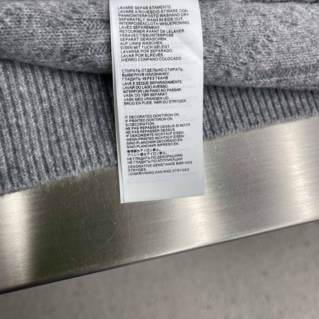 -Kiton 半拉链小高领针织毛衣，精选优质美利奴羊毛，轻盈蓬松却比普通羊毛更保暖，室内外自由切换，告别