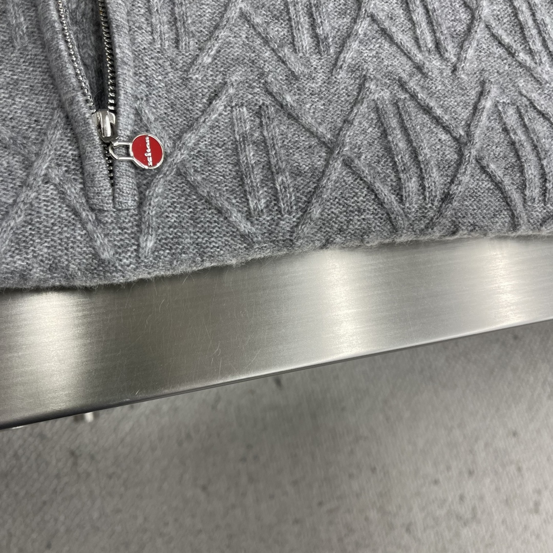 -Kiton 半拉链小高领针织毛衣，精选优质美利奴羊毛，轻盈蓬松却比普通羊毛更保暖，室内外自由切换，告别