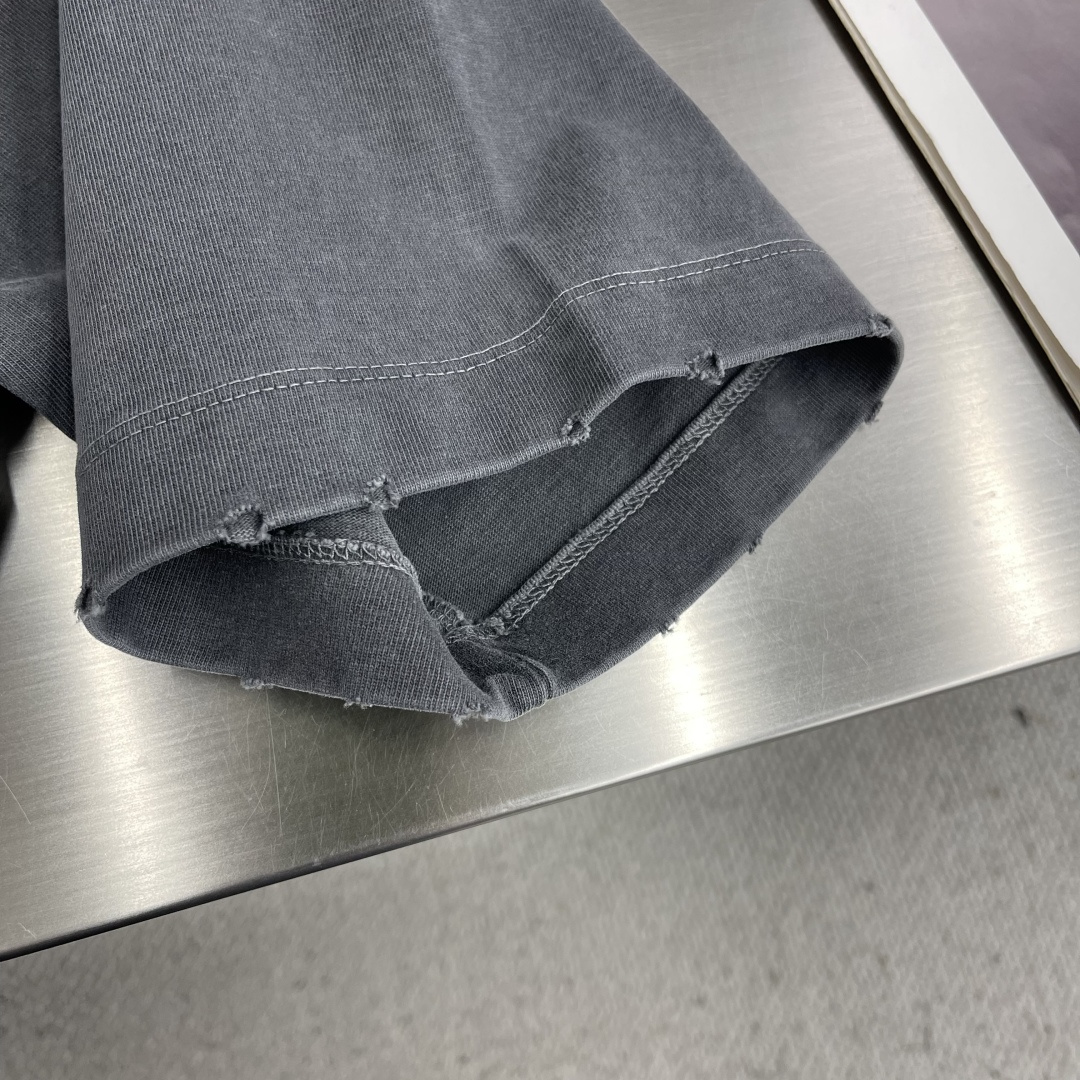 -Dio 刺绣字母‼️短袖T恤®采用350g高克重纯棉面料 面料做旧渲染水洗，颜色非常漂亮，不规则的纹理