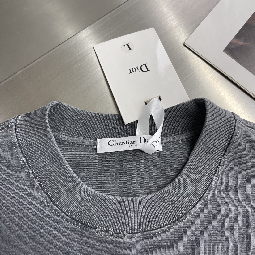 -Dio 刺绣字母‼️短袖T恤®采用350g高克重纯棉面料 面料做旧渲染水洗，颜色非常漂亮，不规则的纹理