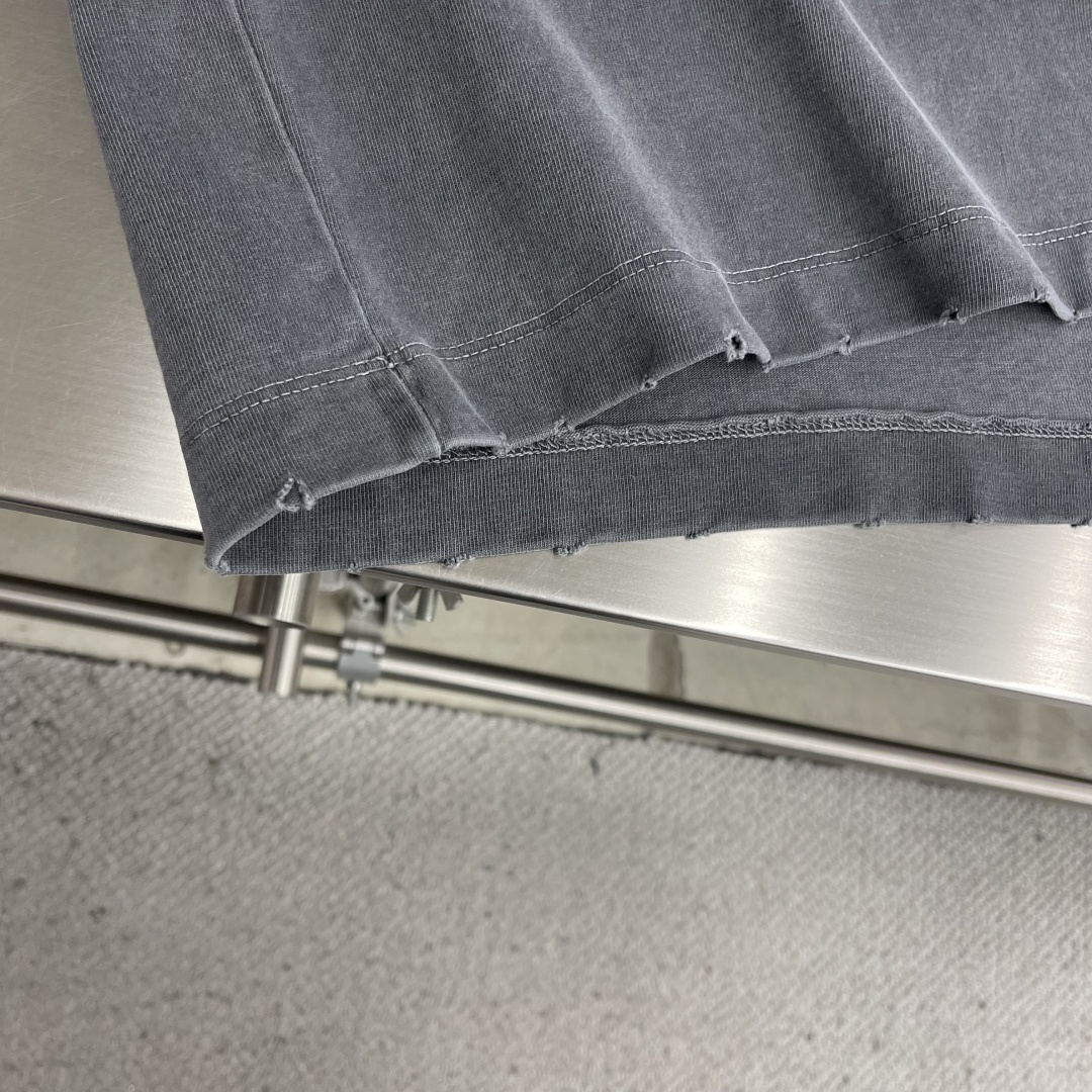 -Dio 刺绣字母‼️短袖T恤®采用350g高克重纯棉面料 面料做旧渲染水洗，颜色非常漂亮，不规则的纹理