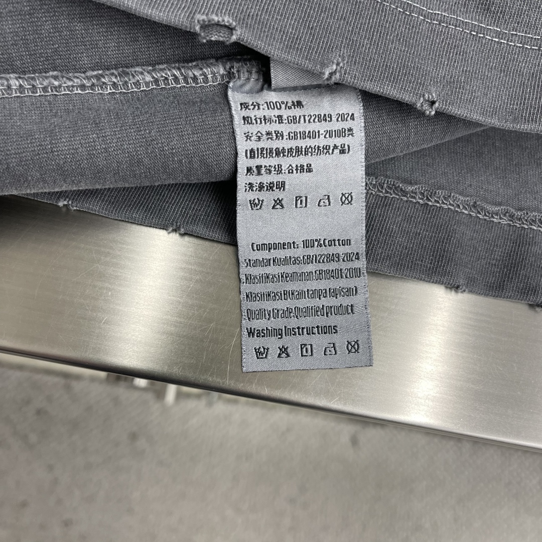 -Dio 刺绣字母‼️短袖T恤®采用350g高克重纯棉面料 面料做旧渲染水洗，颜色非常漂亮，不规则的纹理