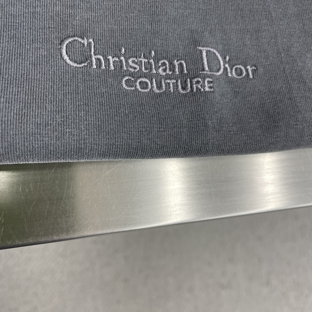 -Dio 刺绣字母‼️短袖T恤®采用350g高克重纯棉面料 面料做旧渲染水洗，颜色非常漂亮，不规则的纹理