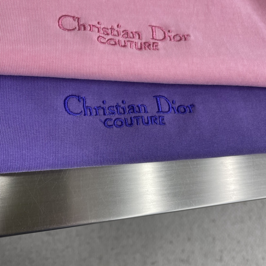 -Dio 刺绣字母‼️短袖T恤®采用350g高克重纯棉面料 面料做旧渲染水洗，颜色非常漂亮，不规则的纹理