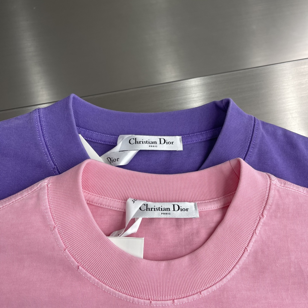 -Dio 刺绣字母‼️短袖T恤®采用350g高克重纯棉面料 面料做旧渲染水洗，颜色非常漂亮，不规则的纹理