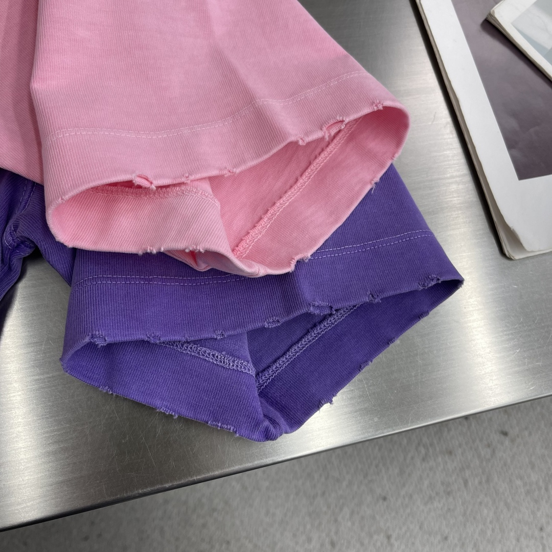 -Dio 刺绣字母‼️短袖T恤®采用350g高克重纯棉面料 面料做旧渲染水洗，颜色非常漂亮，不规则的纹理