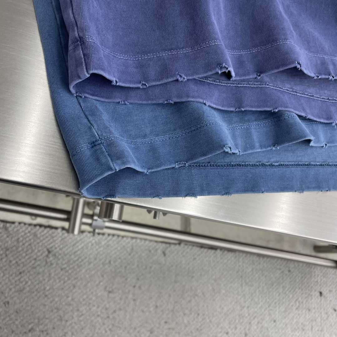 -Dio 刺绣字母‼️短袖T恤®采用350g高克重纯棉面料 面料做旧渲染水洗，颜色非常漂亮，不规则的纹理