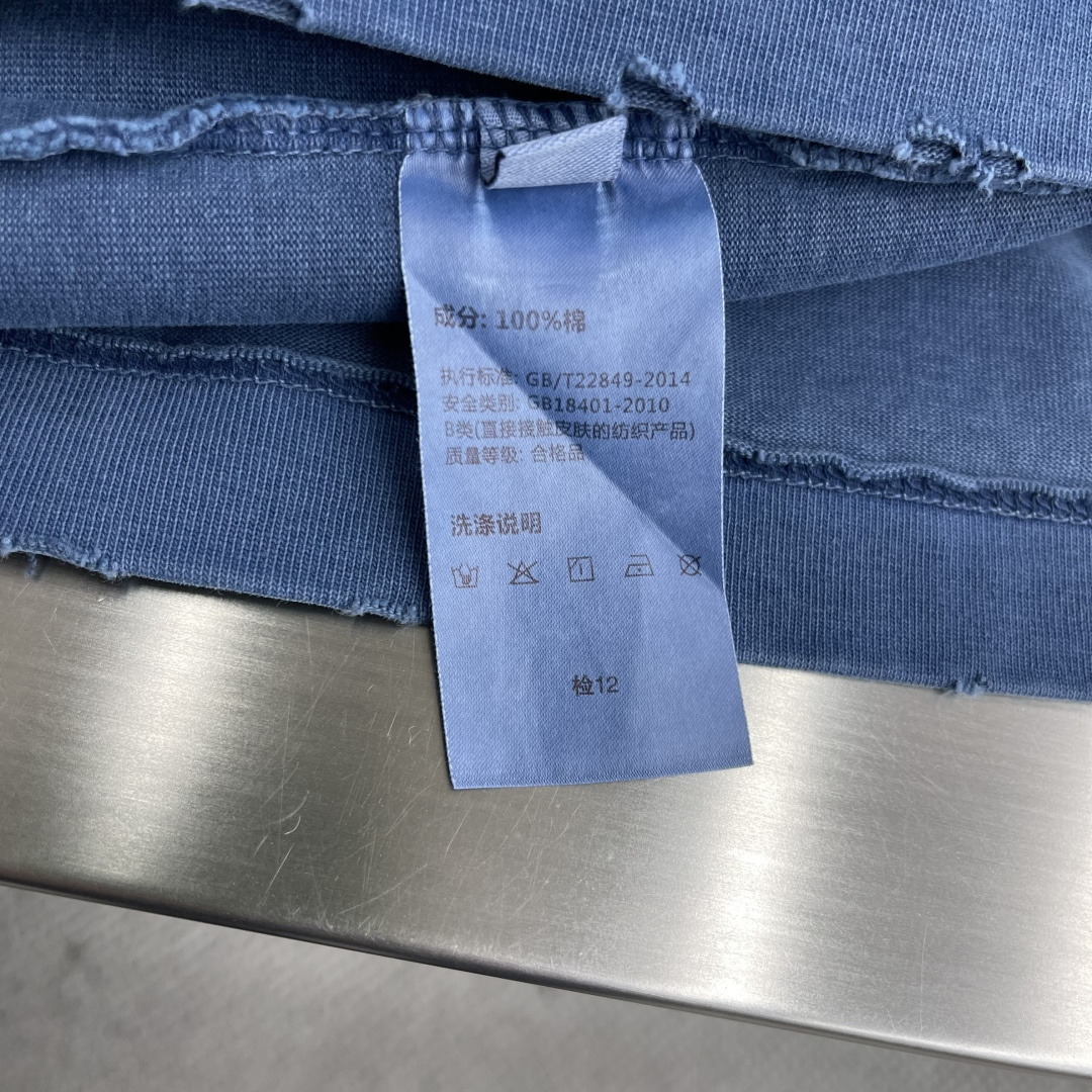 -Dio 刺绣字母‼️短袖T恤®采用350g高克重纯棉面料 面料做旧渲染水洗，颜色非常漂亮，不规则的纹理