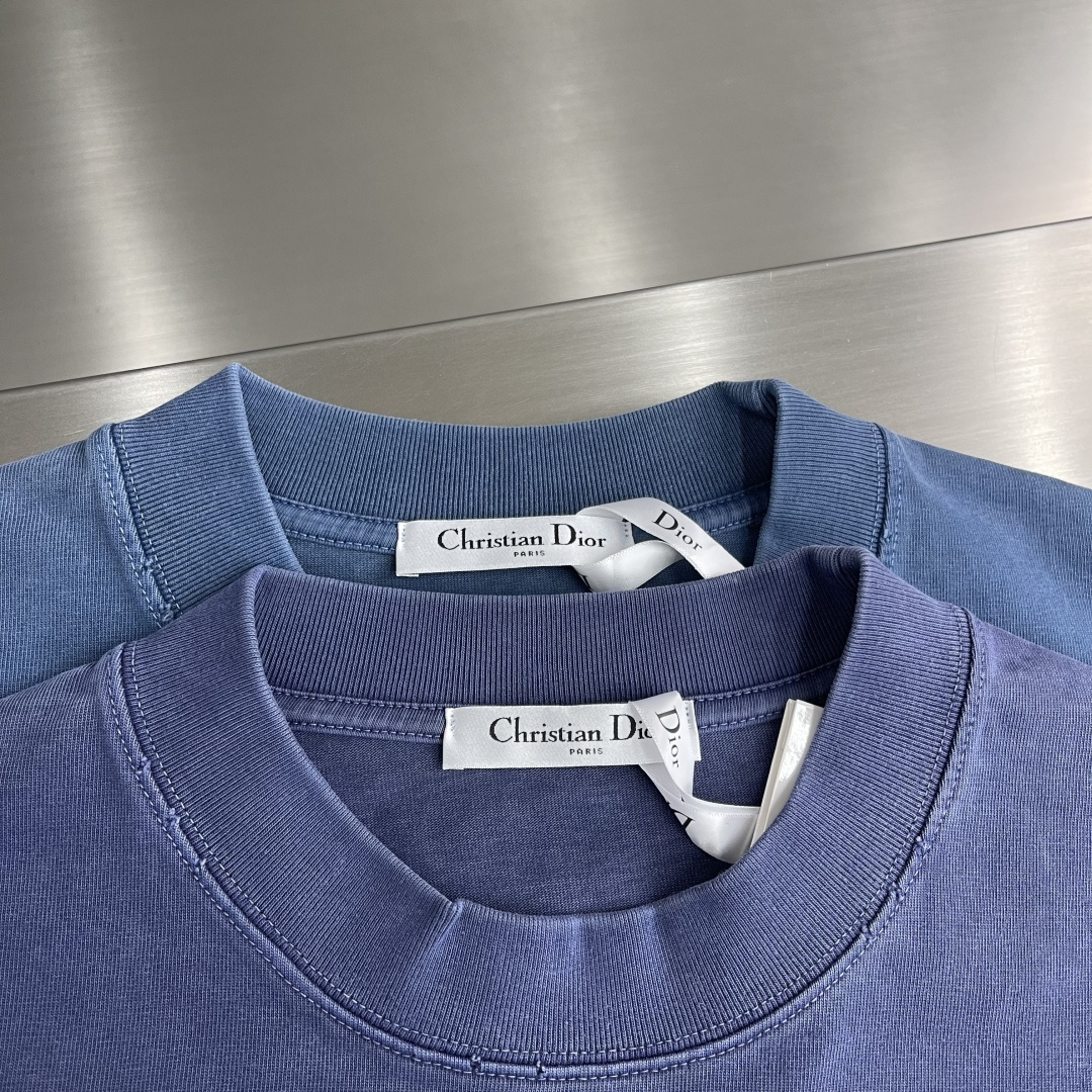 -Dio 刺绣字母‼️短袖T恤®采用350g高克重纯棉面料 面料做旧渲染水洗，颜色非常漂亮，不规则的纹理