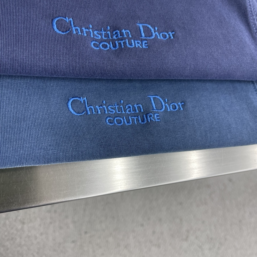 -Dio 刺绣字母‼️短袖T恤®采用350g高克重纯棉面料 面料做旧渲染水洗，颜色非常漂亮，不规则的纹理