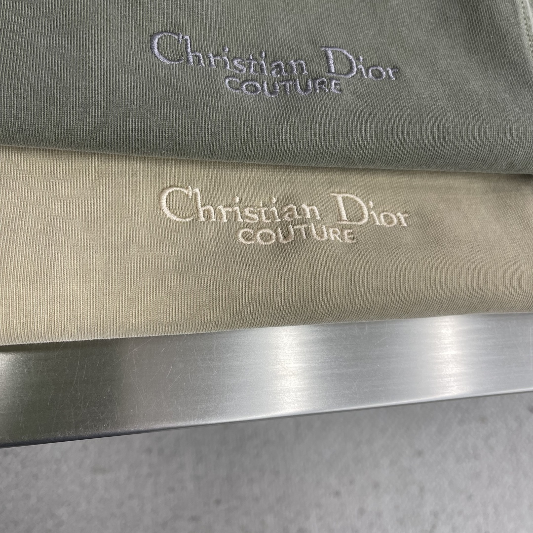 -Dio 刺绣字母‼️短袖T恤®采用350g高克重纯棉面料 面料做旧渲染水洗，颜色非常漂亮，不规则的纹理