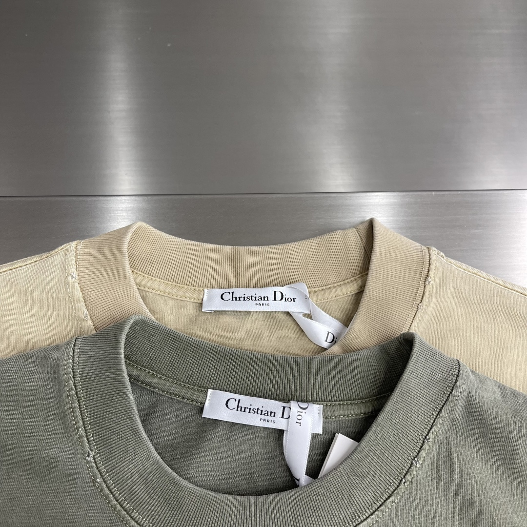 -Dio 刺绣字母‼️短袖T恤®采用350g高克重纯棉面料 面料做旧渲染水洗，颜色非常漂亮，不规则的纹理