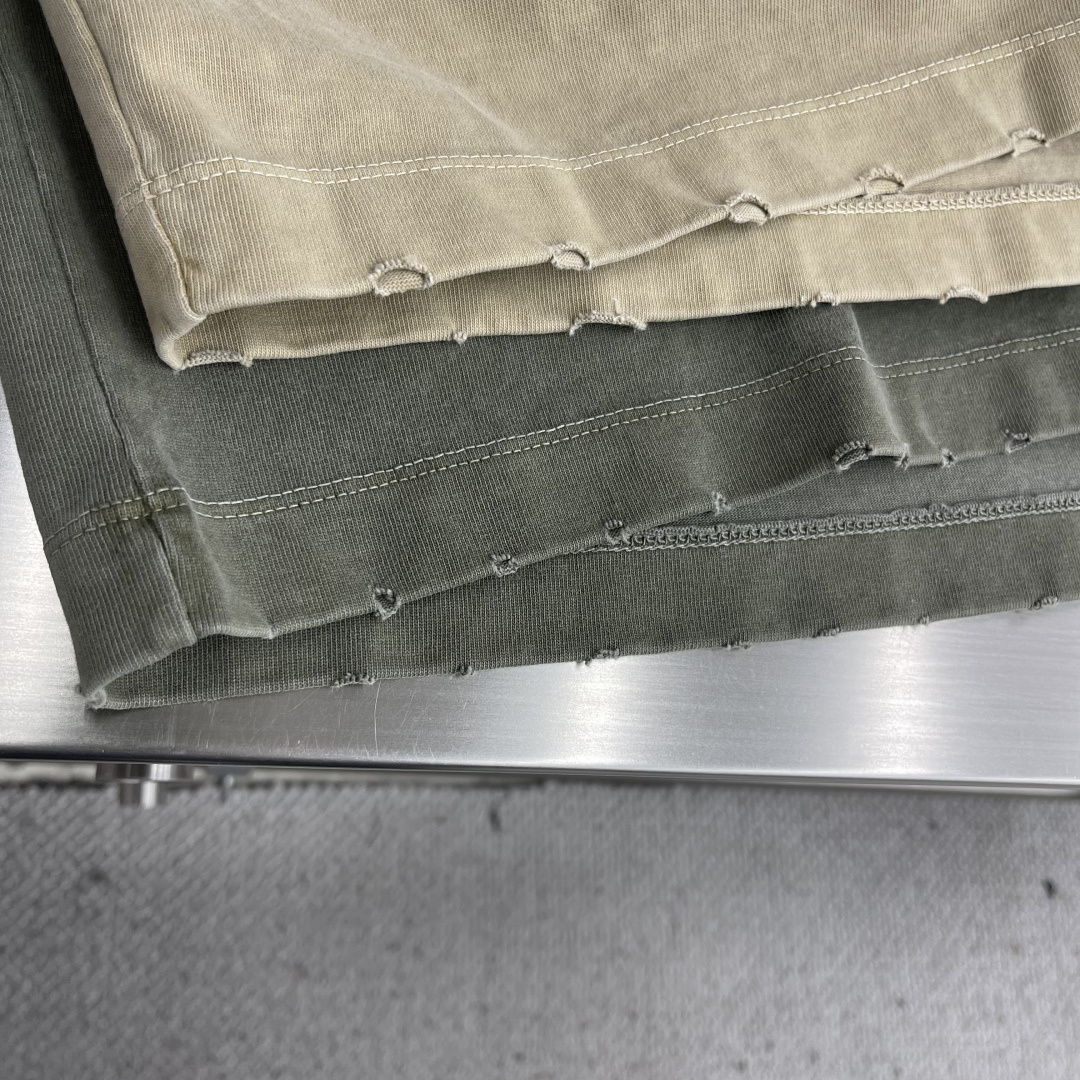 -Dio 刺绣字母‼️短袖T恤®采用350g高克重纯棉面料 面料做旧渲染水洗，颜色非常漂亮，不规则的纹理