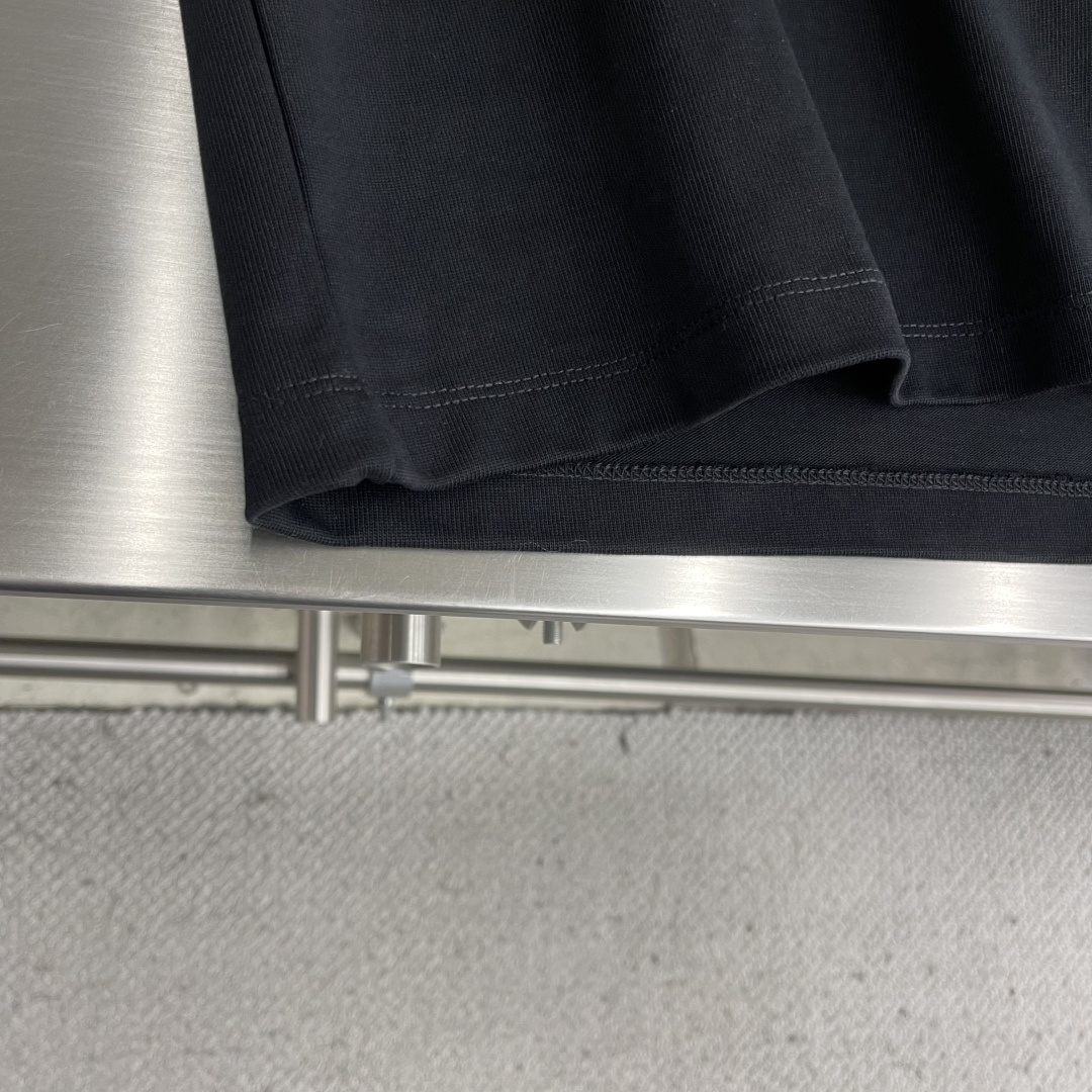 -GUCC 滑雪⛷️者印花‼️短袖T恤®采用超级高成本的390克高克重双股双纱纯棉面料 此面料厚实挺括 