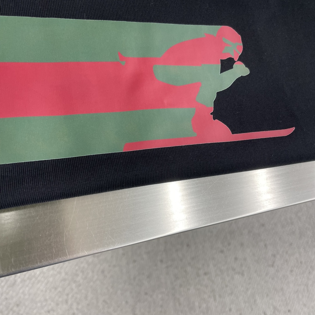 -GUCC 滑雪⛷️者印花‼️短袖T恤®采用超级高成本的390克高克重双股双纱纯棉面料 此面料厚实挺括 