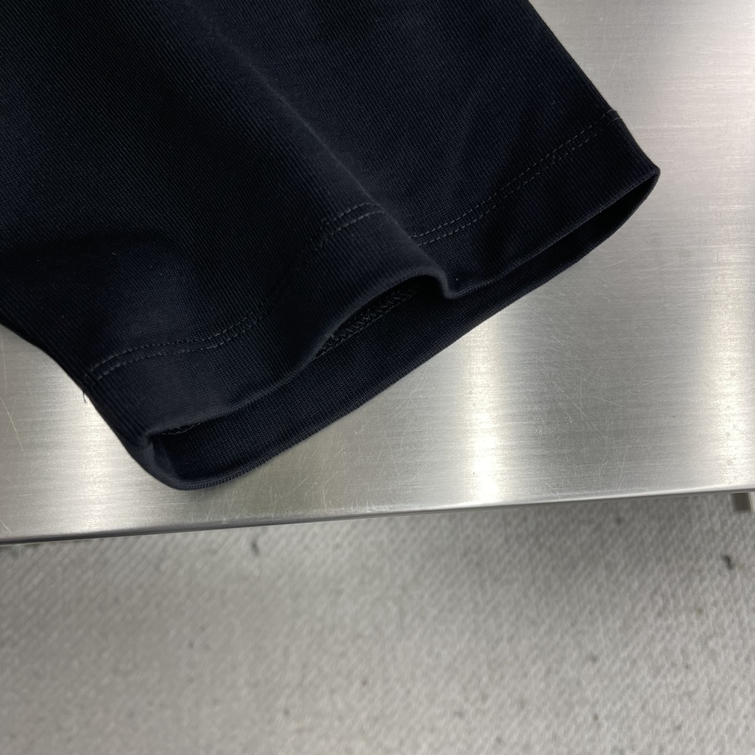 -GUCC 滑雪⛷️者印花‼️短袖T恤®采用超级高成本的390克高克重双股双纱纯棉面料 此面料厚实挺括 