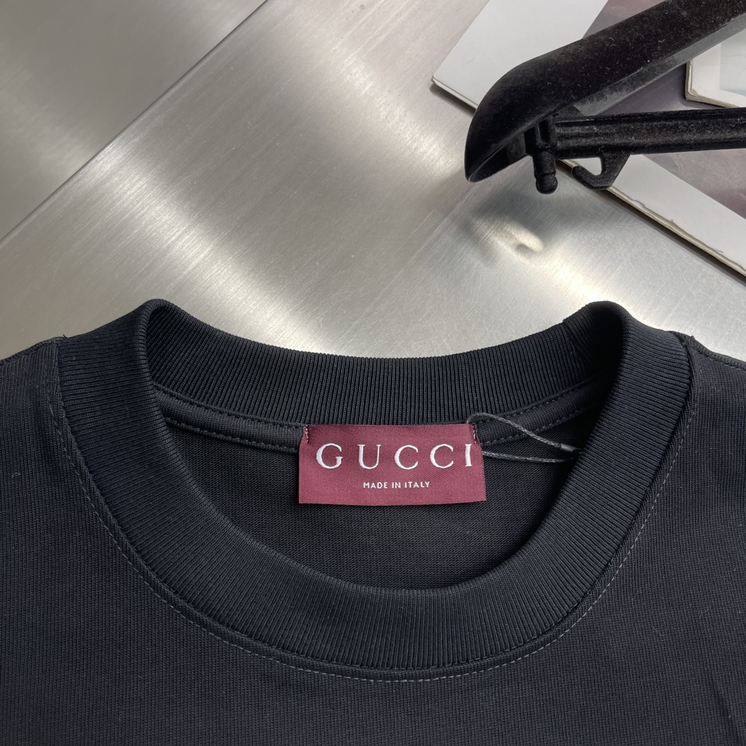 -GUCC 滑雪⛷️者印花‼️短袖T恤®采用超级高成本的390克高克重双股双纱纯棉面料 此面料厚实挺括 