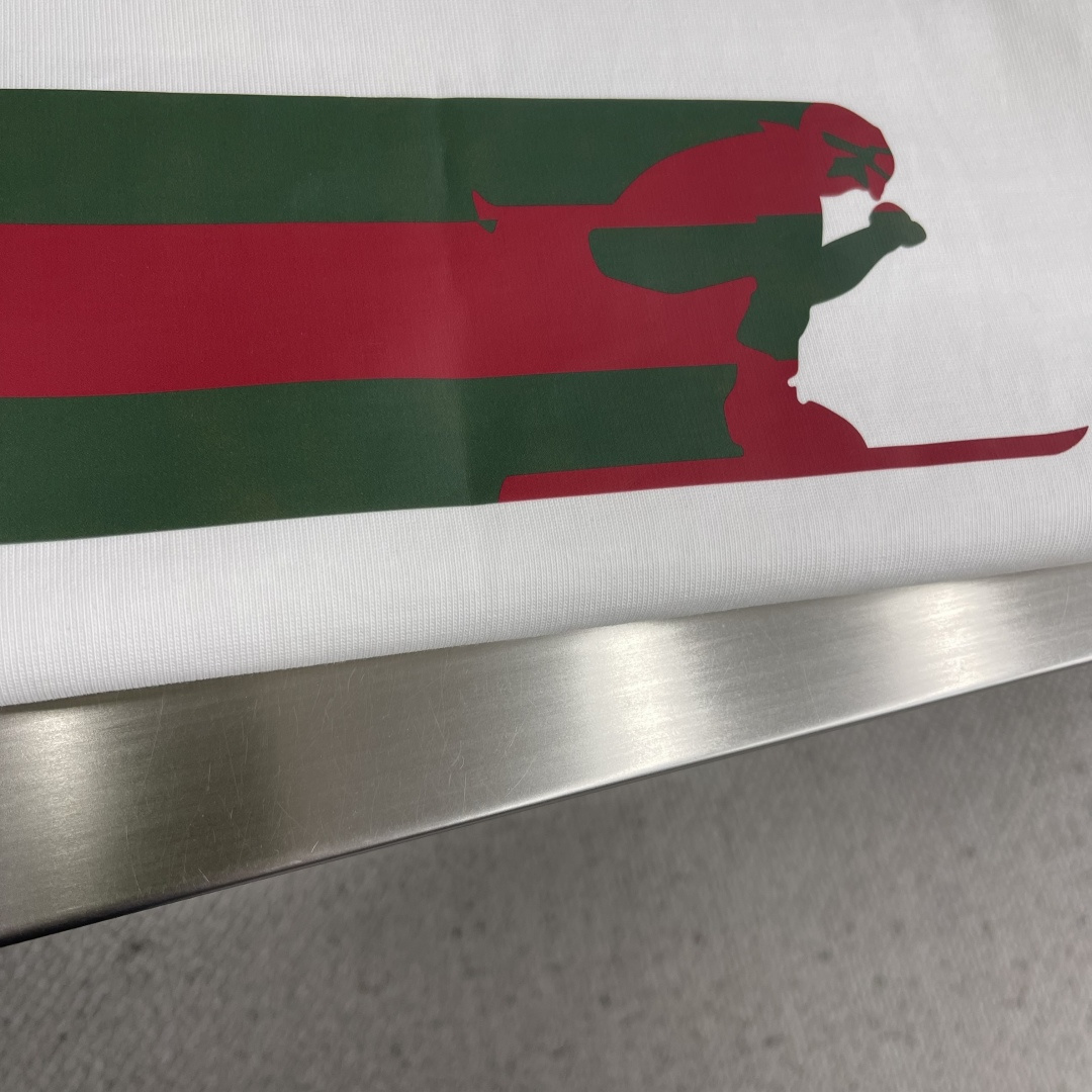 -GUCC 滑雪⛷️者印花‼️短袖T恤®采用超级高成本的390克高克重双股双纱纯棉面料 此面料厚实挺括 