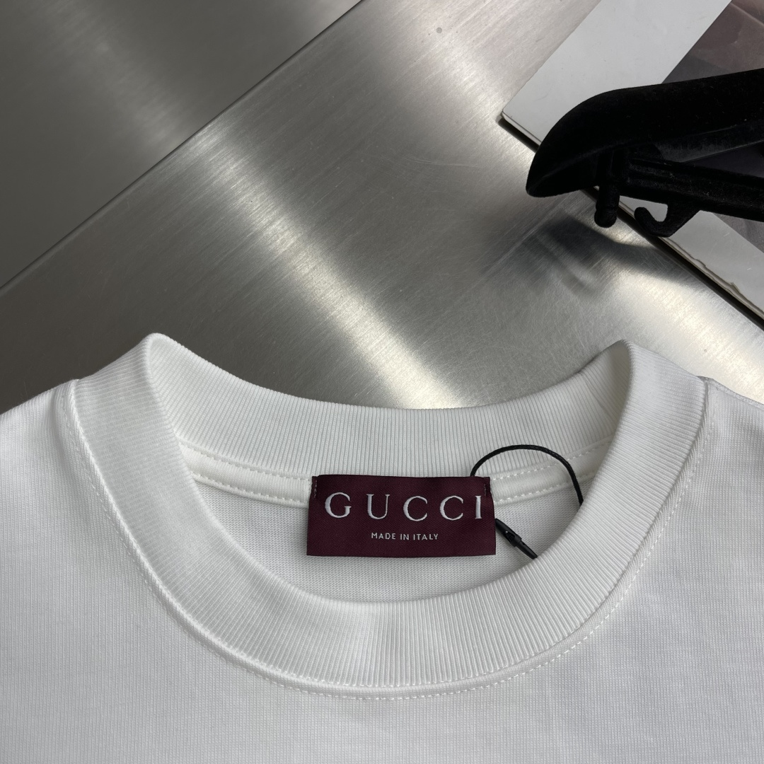 -GUCC 滑雪⛷️者印花‼️短袖T恤®采用超级高成本的390克高克重双股双纱纯棉面料 此面料厚实挺括 