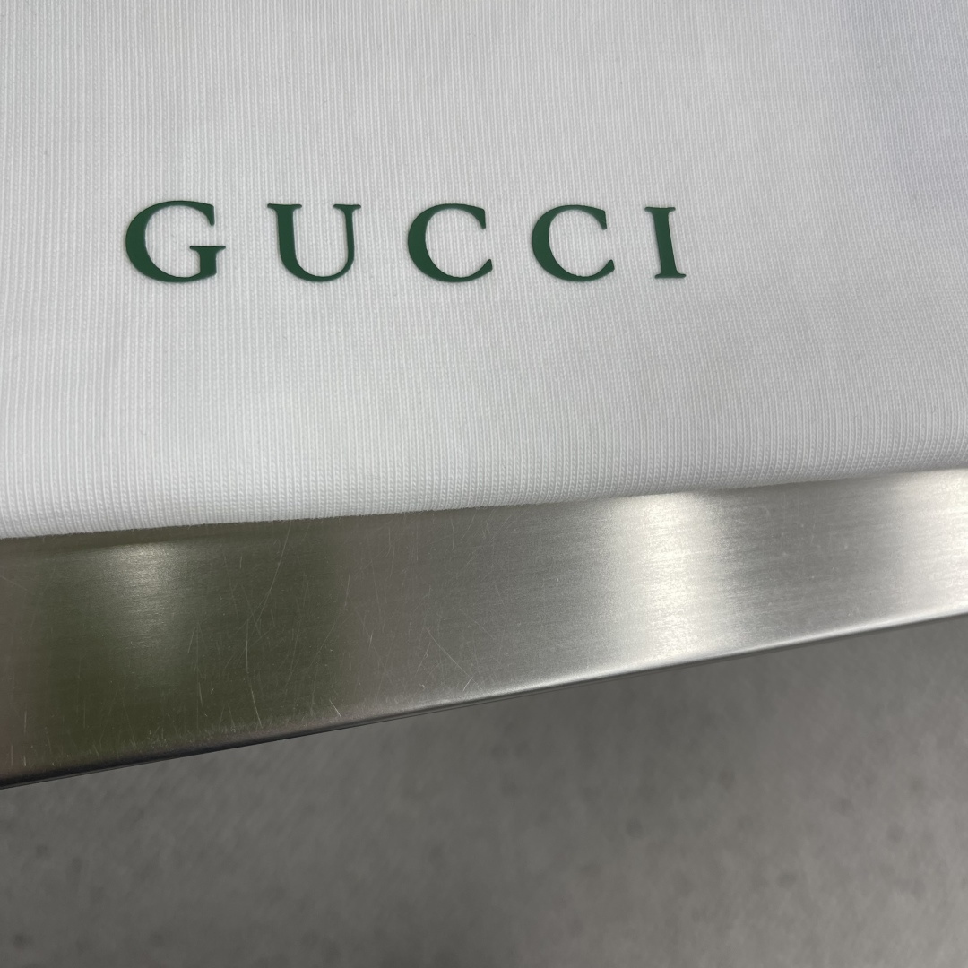 -GUCC 滑雪⛷️者印花‼️短袖T恤®采用超级高成本的390克高克重双股双纱纯棉面料 此面料厚实挺括 