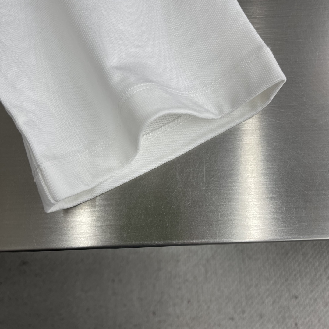 -GUCC 滑雪⛷️者印花‼️短袖T恤®采用超级高成本的390克高克重双股双纱纯棉面料 此面料厚实挺括 