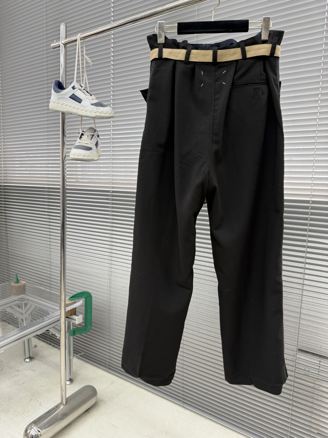 -Maison Margiela MM6 明线直筒休闲裤 定制珀光细梭羊毛丝绒料 轻盈柔软 舒适贴肤 以一袭纯粹黑 -Maison Margiela MM6 明线直筒休闲裤 定制珀光细梭羊毛丝绒料 轻盈柔软 舒适贴肤 以一袭纯粹黑