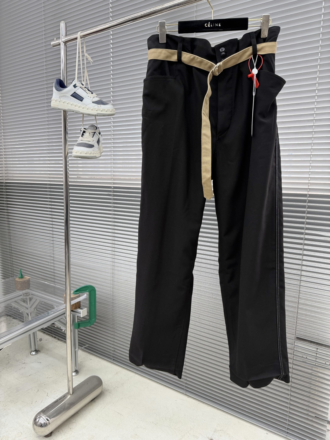 -Maison Margiela MM6    明线直筒休闲裤 定制珀光细梭羊毛丝绒料 轻盈柔软 舒适贴肤 以一袭纯粹黑