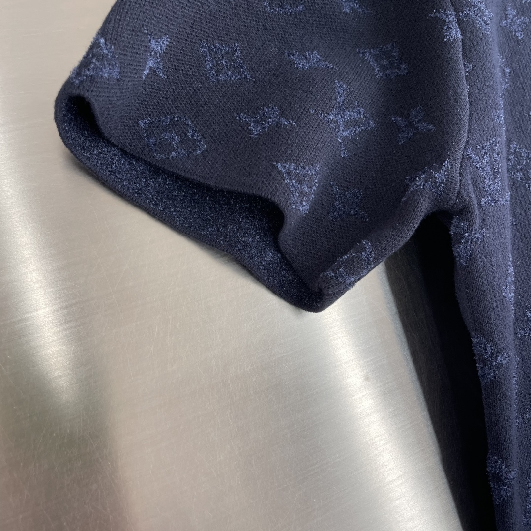 -驴牌 25fw新款提花短袖圆领衫本款短袖针织圆领衫融汇 Monogram 元素与天鹅绒般柔滑的横向条纹