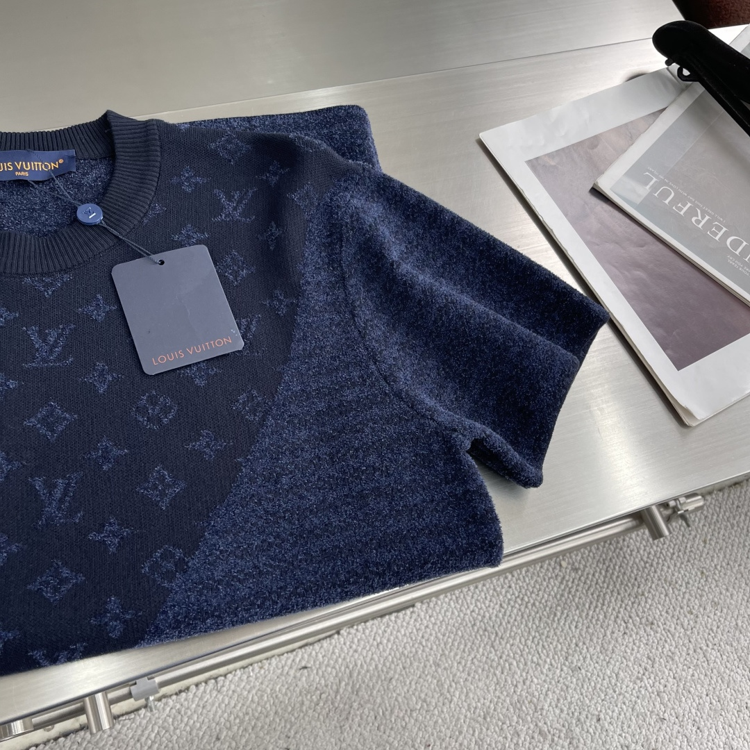 -驴牌 25fw新款提花短袖圆领衫本款短袖针织圆领衫融汇 Monogram 元素与天鹅绒般柔滑的横向条纹