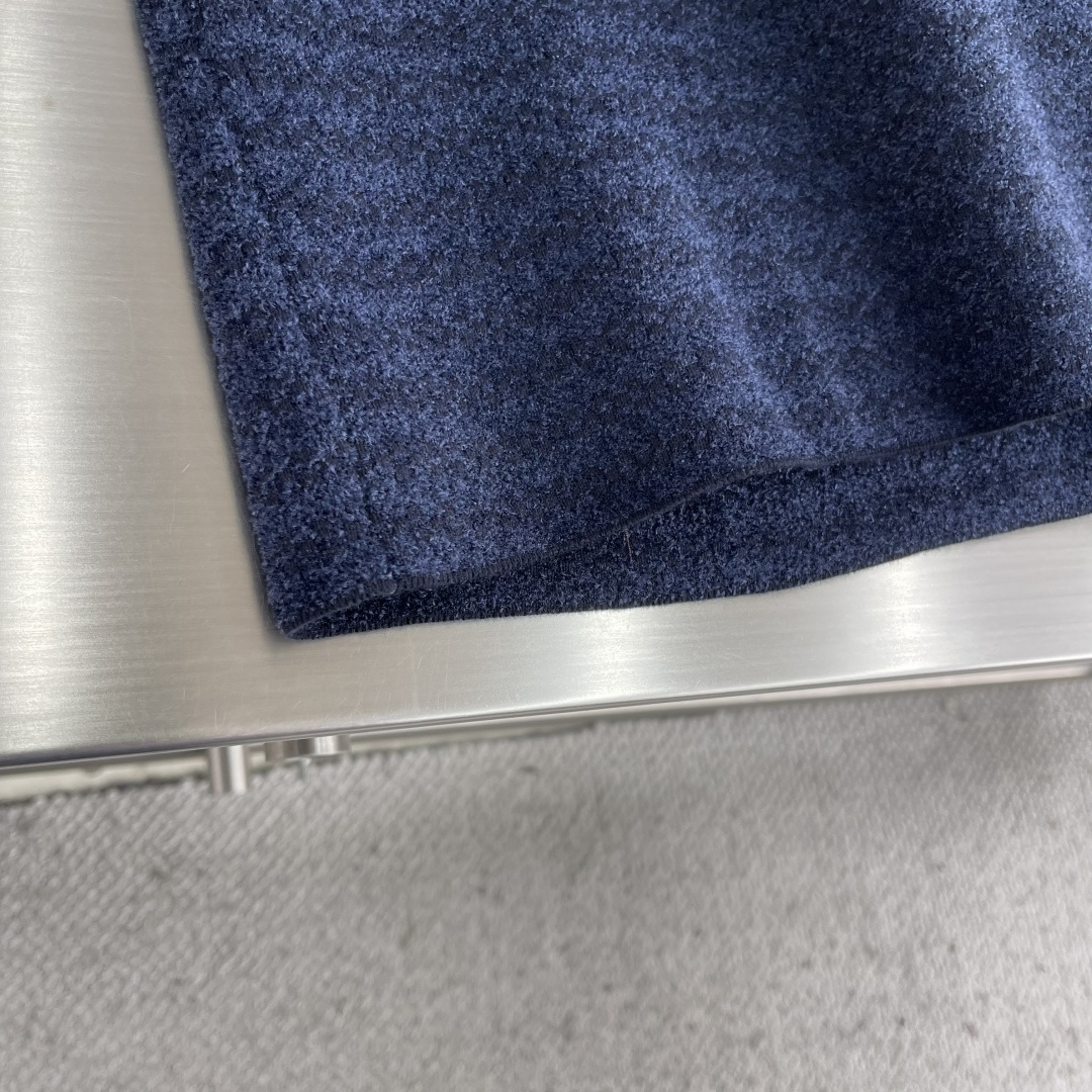 -驴牌 25fw新款提花短袖圆领衫本款短袖针织圆领衫融汇 Monogram 元素与天鹅绒般柔滑的横向条纹