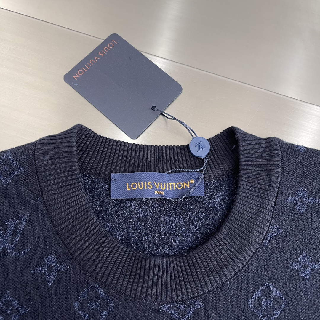 -驴牌 25fw新款提花短袖圆领衫本款短袖针织圆领衫融汇 Monogram 元素与天鹅绒般柔滑的横向条纹