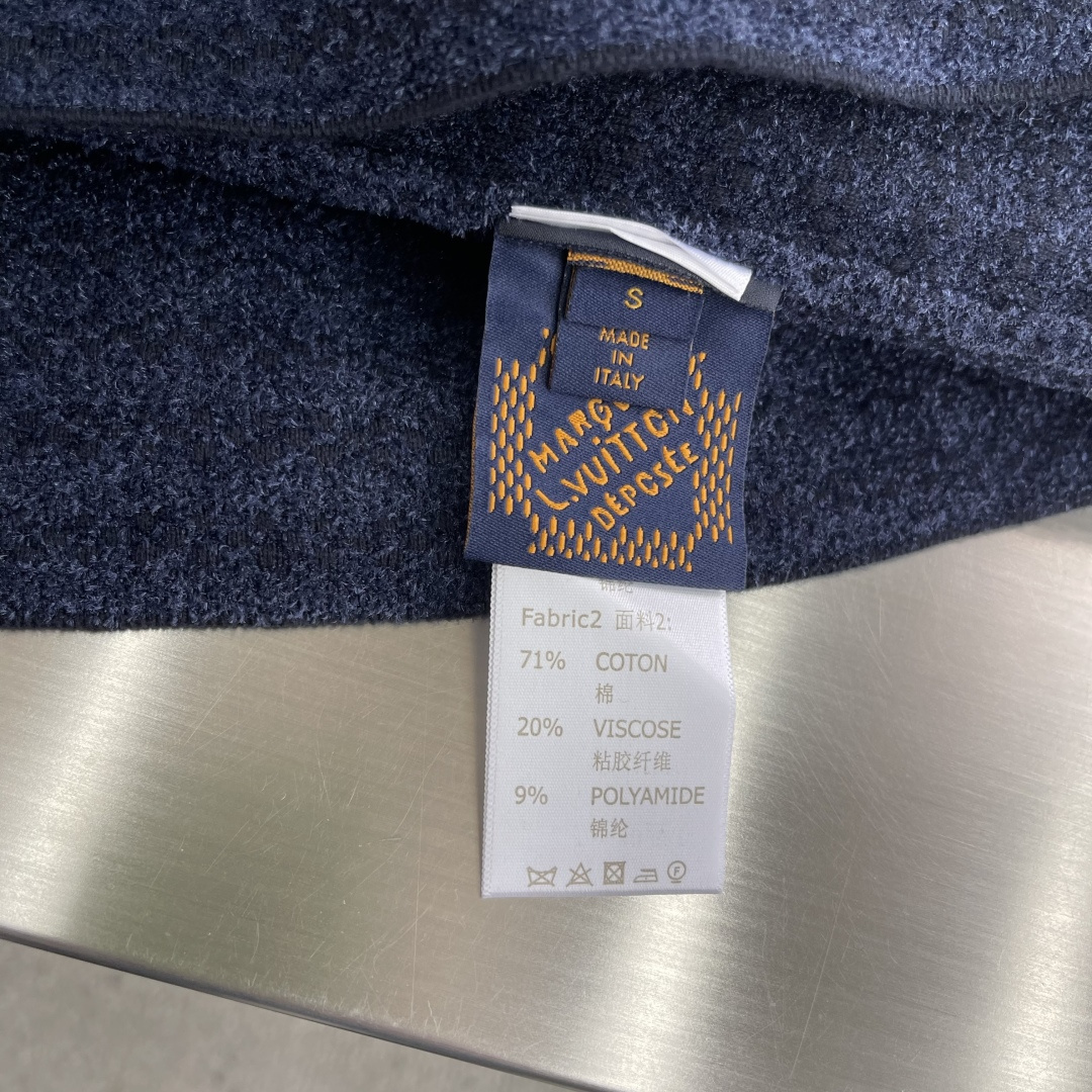 -驴牌 25fw新款提花短袖圆领衫本款短袖针织圆领衫融汇 Monogram 元素与天鹅绒般柔滑的横向条纹