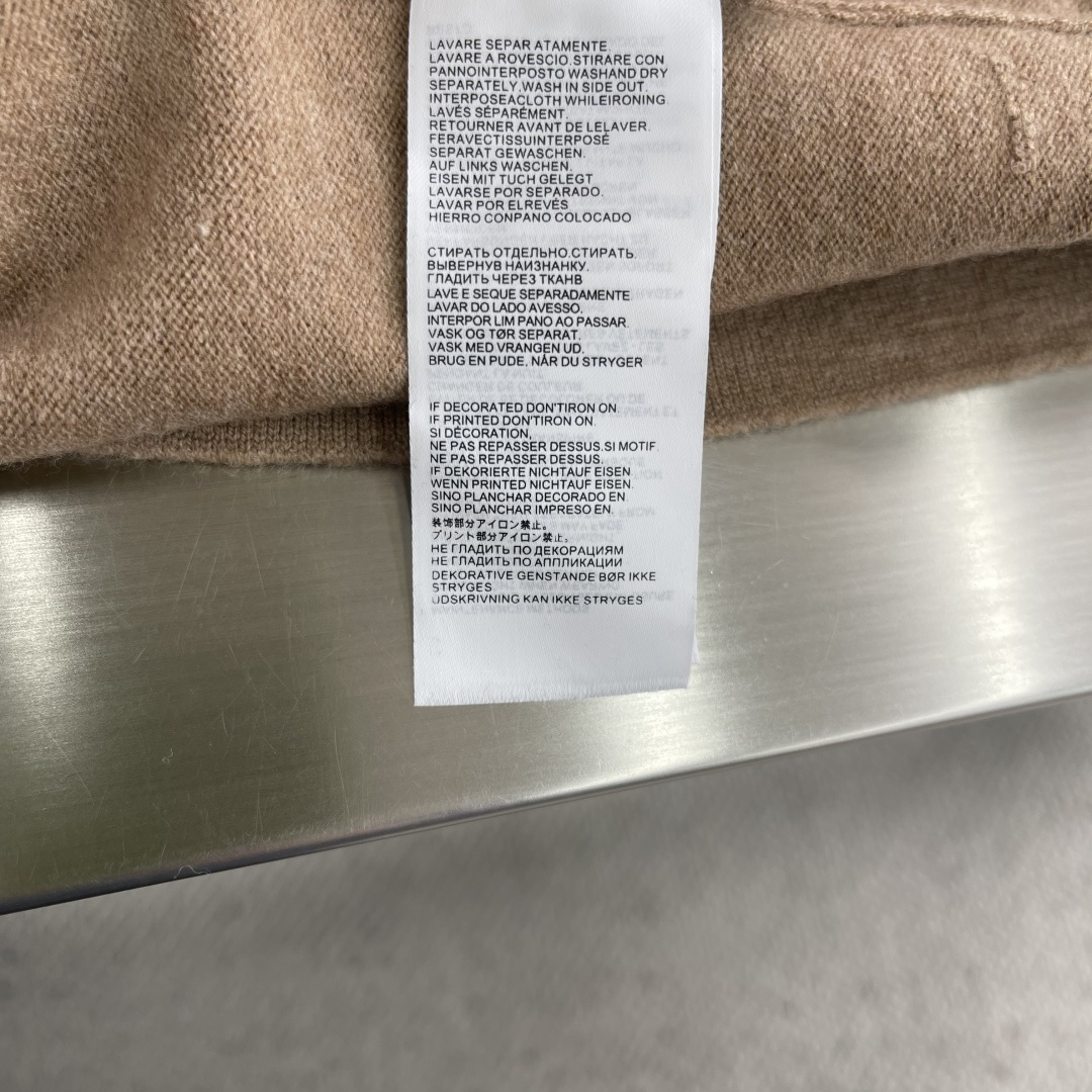 -Kiton 2025秋冬新款毛呢翻领夹克外套。面料与辅料皆为客供，定织定染而成，触感极为柔软细腻，细节