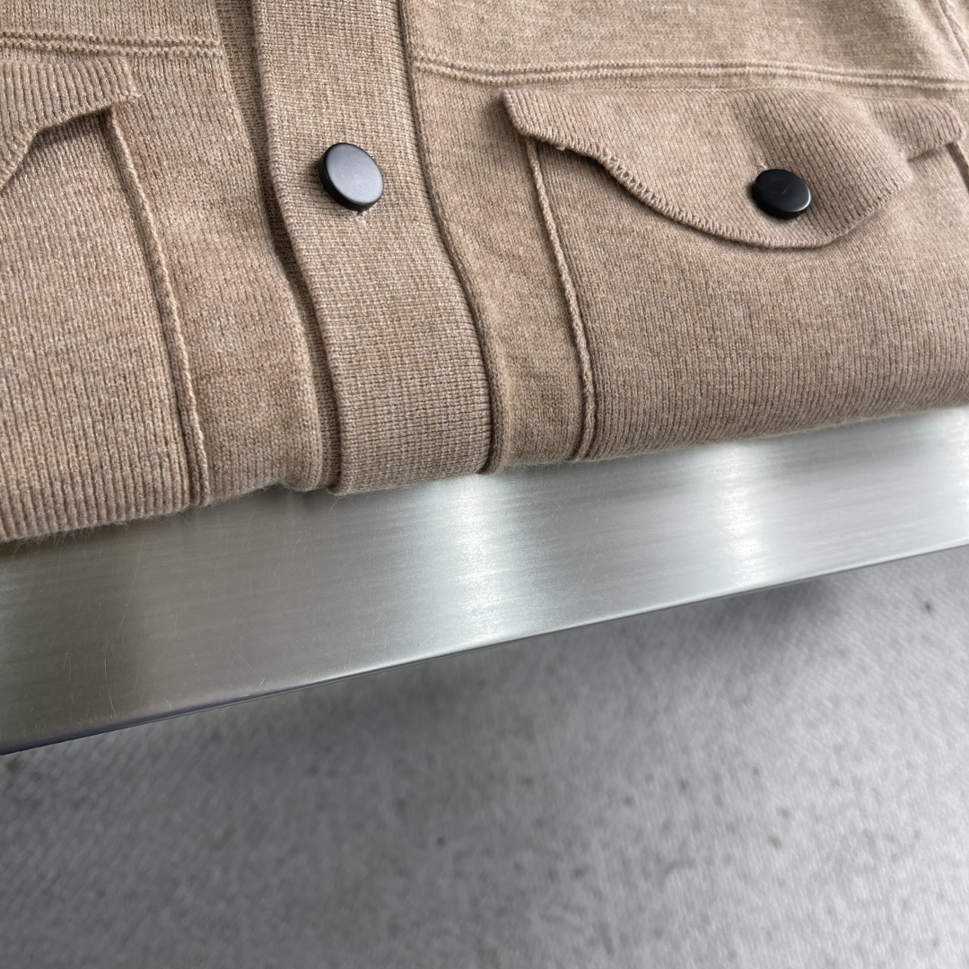 -Kiton 2025秋冬新款毛呢翻领夹克外套。面料与辅料皆为客供，定织定染而成，触感极为柔软细腻，细节