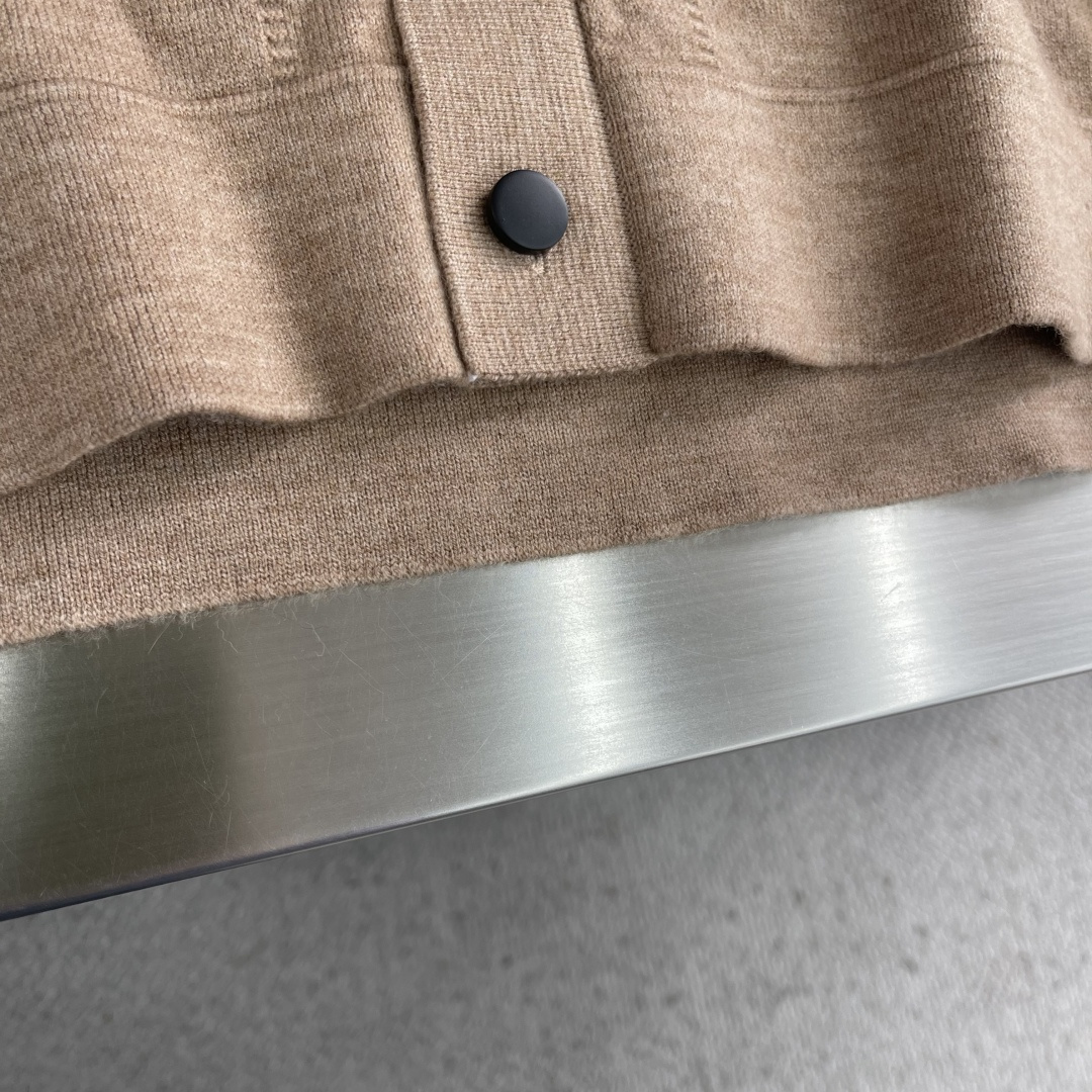 -Kiton 2025秋冬新款毛呢翻领夹克外套。面料与辅料皆为客供，定织定染而成，触感极为柔软细腻，细节