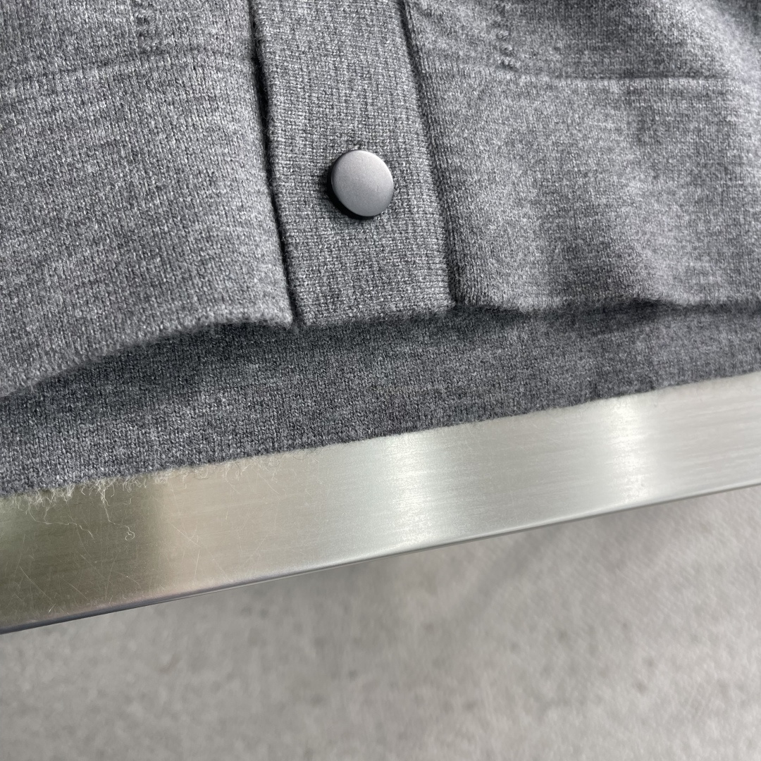 -Kiton 2025秋冬新款毛呢翻领夹克外套。面料与辅料皆为客供，定织定染而成，触感极为柔软细腻，细节