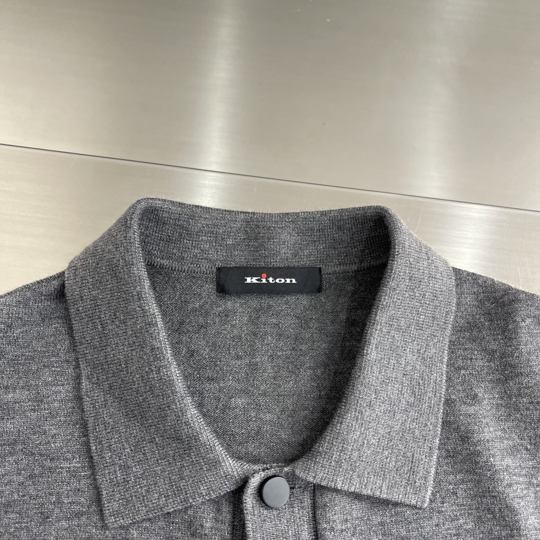 -Kiton 2025秋冬新款毛呢翻领夹克外套。面料与辅料皆为客供，定织定染而成，触感极为柔软细腻，细节