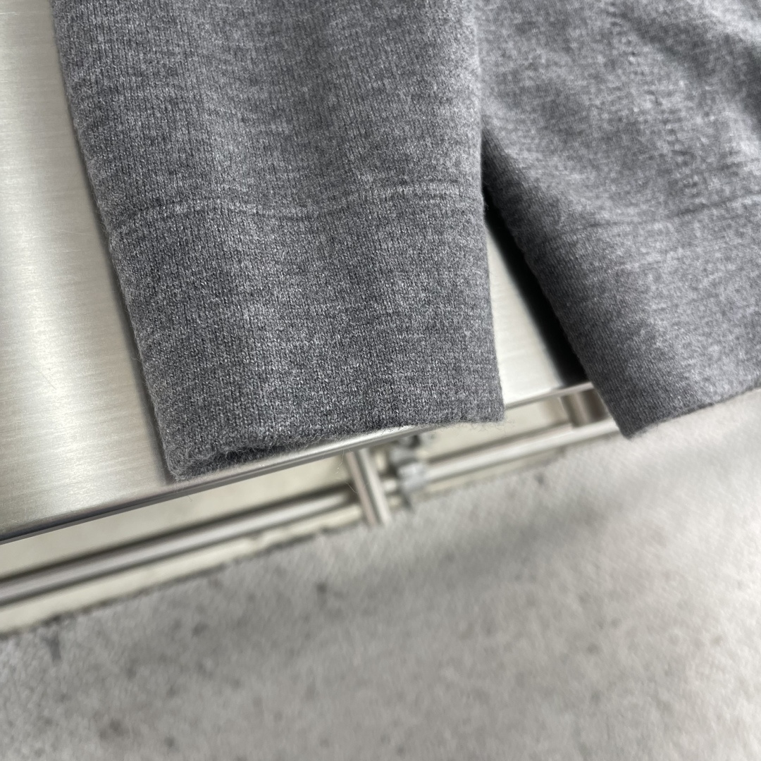 -Kiton 2025秋冬新款毛呢翻领夹克外套。面料与辅料皆为客供，定织定染而成，触感极为柔软细腻，细节