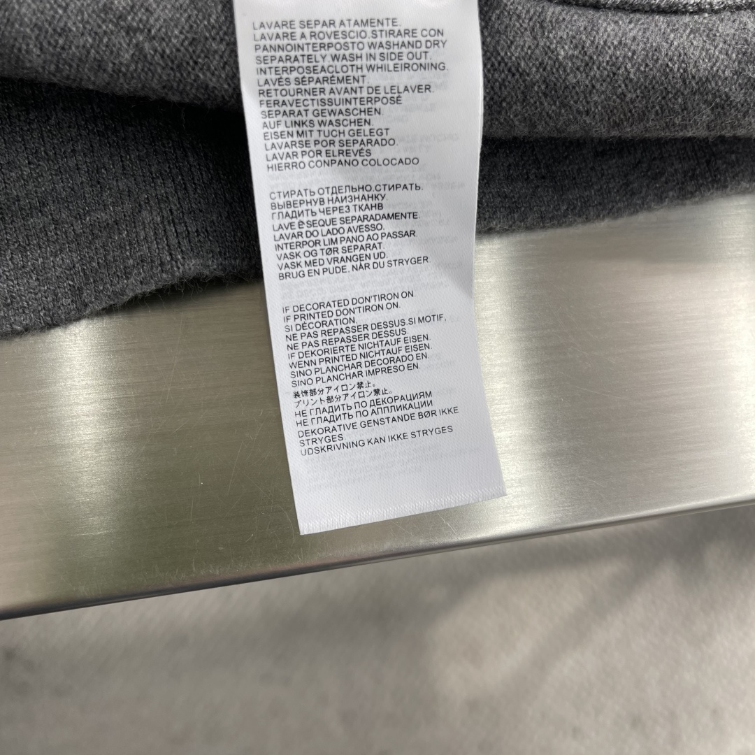 -Kiton 2025秋冬新款毛呢翻领夹克外套。面料与辅料皆为客供，定织定染而成，触感极为柔软细腻，细节